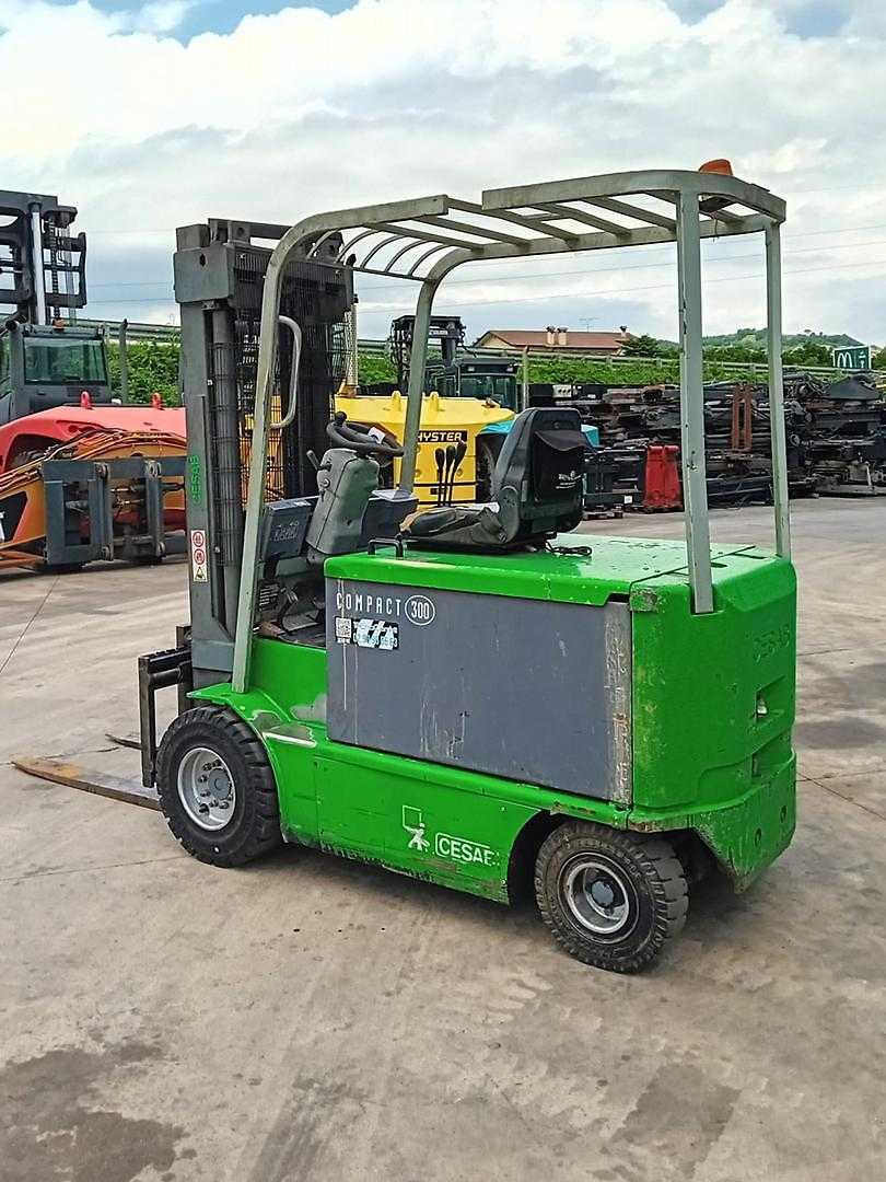 Used Forklift Cesab COMPACT 300 4 ratų šakinis krautuvas (Image 1) Used Forklift Cesab COMPACT 300 4 ratų šakinis krautuvas (Image 1)
