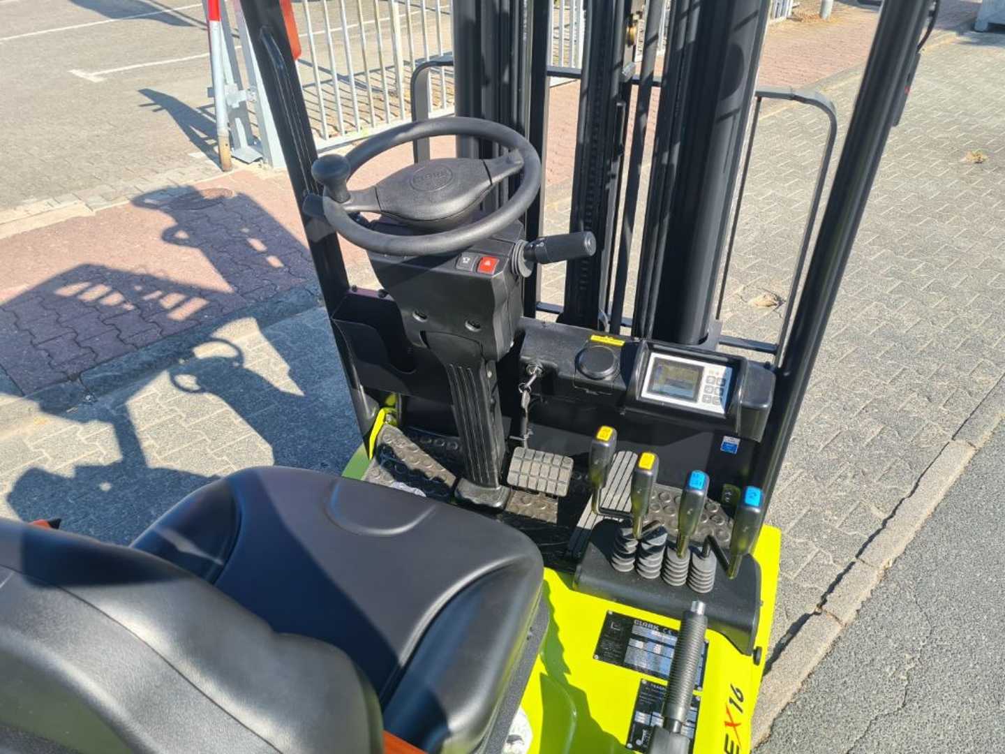 Used Forklift Clark GEX 16 4 ratų šakinis krautuvas (Image 9) Used Forklift Clark GEX 16 4 ratų šakinis krautuvas (Image 9)