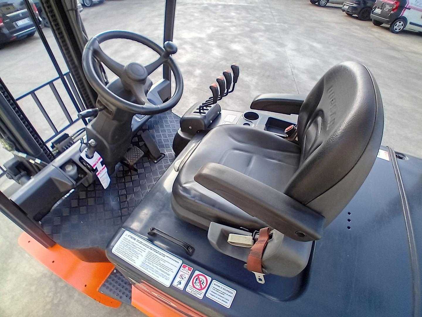 Used Forklift Doosan BX50-5 4 ratų šakinis krautuvas (Image 5) Used Forklift Doosan BX50-5 4 ratų šakinis krautuvas (Image 5)