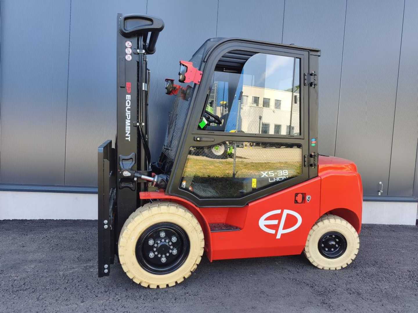 Used Forklift EP EFL382X5 NEUMASCHINE 4 ratų šakinis krautuvas (Image 2) Used Forklift EP EFL382X5 NEUMASCHINE 4 ratų šakinis krautuvas (Image 2)
