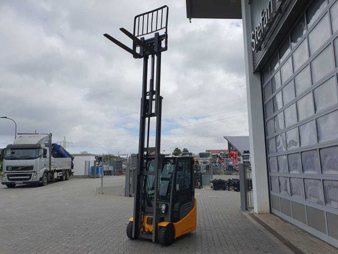 Used Forklift Jungheinrich EFG 215 / Triplex: 4.25m! / SS / 4.297h! 4 ratų šakinis krautuvas (Image 9) Used Forklift Jungheinrich EFG 215 / Triplex: 4.25m! / SS / 4.297h! 4 ratų šakinis krautuvas (Image 9)