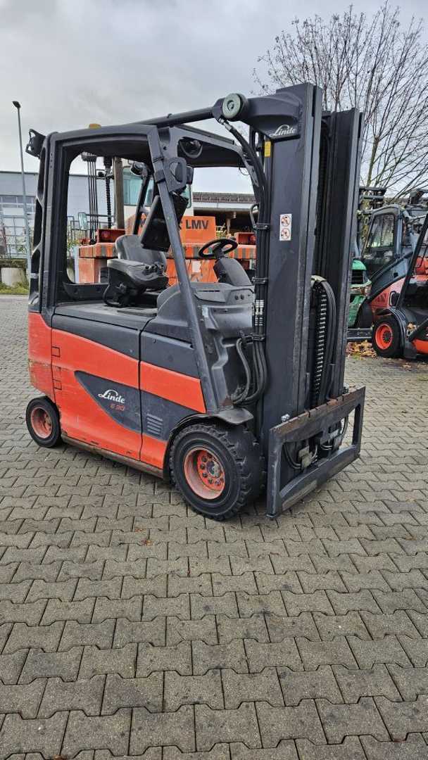 Used Forklift Linde E 30 H-01/600 4 ratų šakinis krautuvas (Image 4) Used Forklift Linde E 30 H-01/600 4 ratų šakinis krautuvas (Image 4)