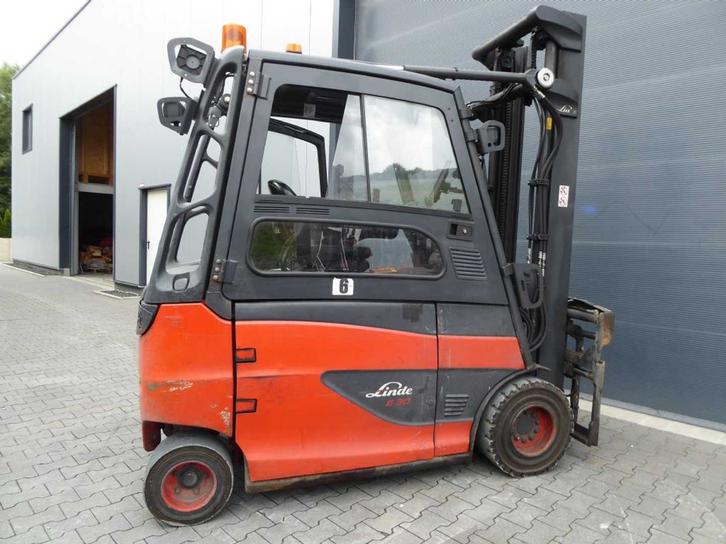 Used Forklift Linde E30HL-01/600 4 ratų šakinis krautuvas (Image 9) Used Forklift Linde E30HL-01/600 4 ratų šakinis krautuvas (Image 9)