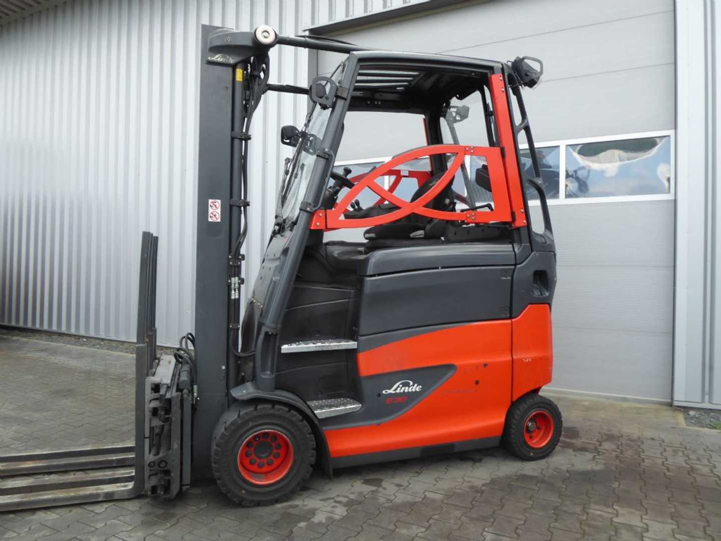 Used Forklift Linde E30HL-01/600 4 ratų šakinis krautuvas (Image 4) Used Forklift Linde E30HL-01/600 4 ratų šakinis krautuvas (Image 4)