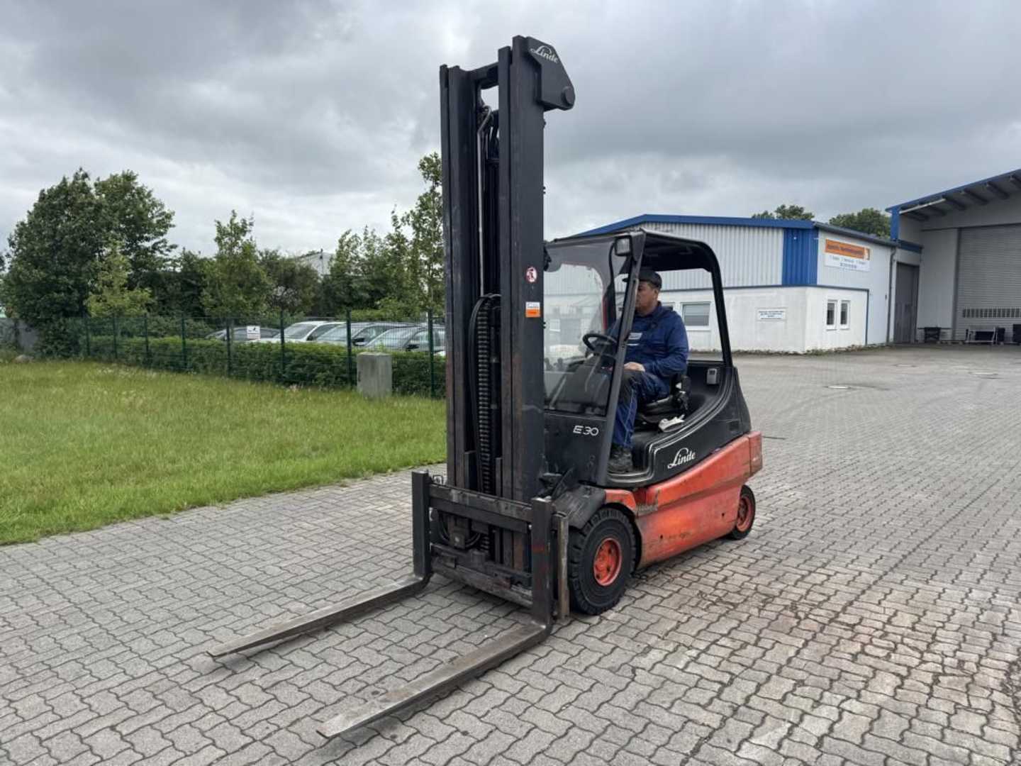 Used Forklift Linde E30-02 4 ratų šakinis krautuvas (Image 4)
