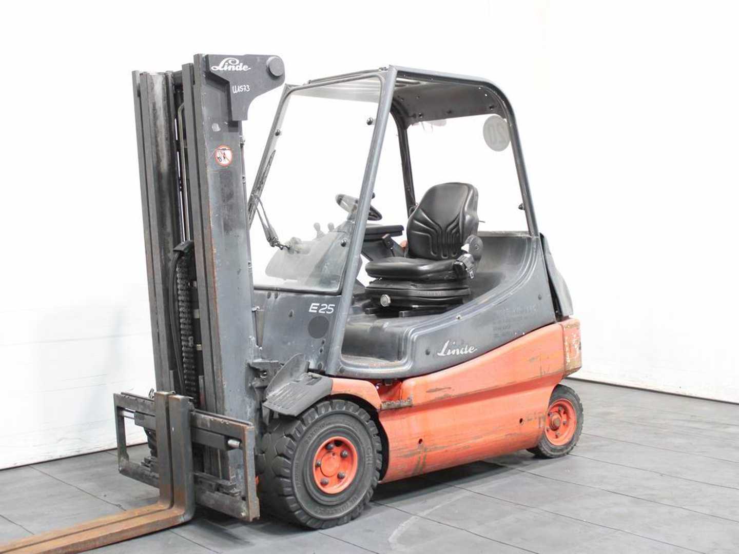 Used Forklift Linde E 25-02 336 4 ratų šakinis krautuvas (Image 1) Used Forklift Linde E 25-02 336 4 ratų šakinis krautuvas (Image 1)