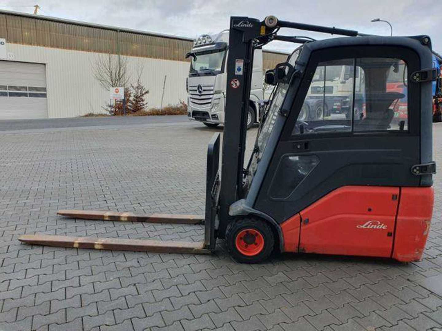 Used Forklift Linde E18 - 01 / Triplex: 4.50m! / SS / nur 5.672h! 4 ratų šakinis krautuvas (Image 7) Used Forklift Linde E18 - 01 / Triplex: 4.50m! / SS / nur 5.672h! 4 ratų šakinis krautuvas (Image 7)