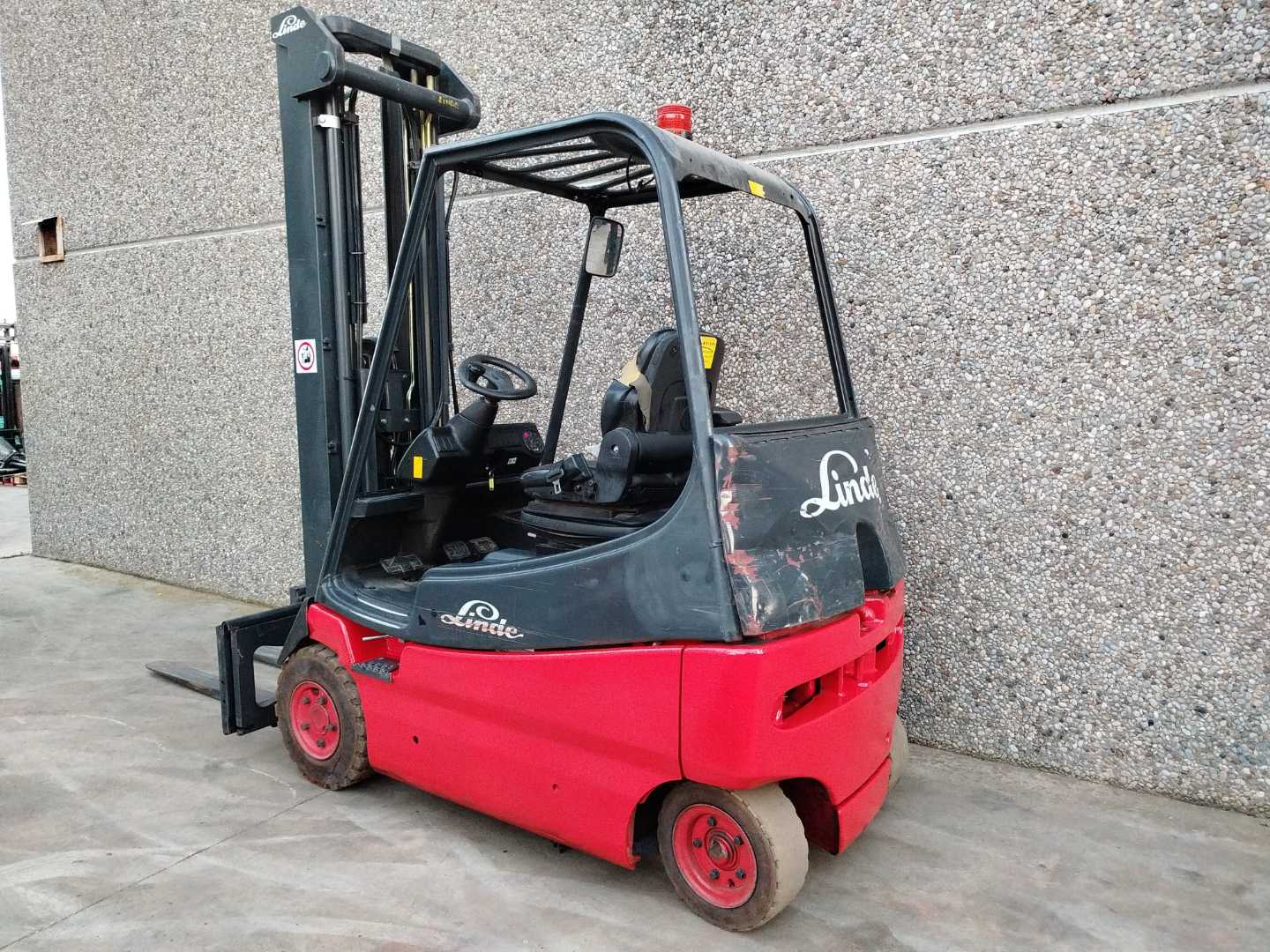 Used Forklift Linde E20 4 ratų šakinis krautuvas (Image 3) Used Forklift Linde E20 4 ratų šakinis krautuvas (Image 3)