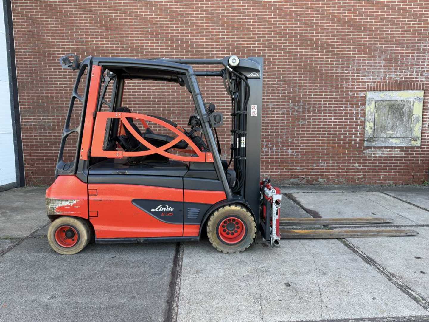 Used Forklift Linde E35L-01 4 ratų šakinis krautuvas (Image 2) Used Forklift Linde E35L-01 4 ratų šakinis krautuvas (Image 2)