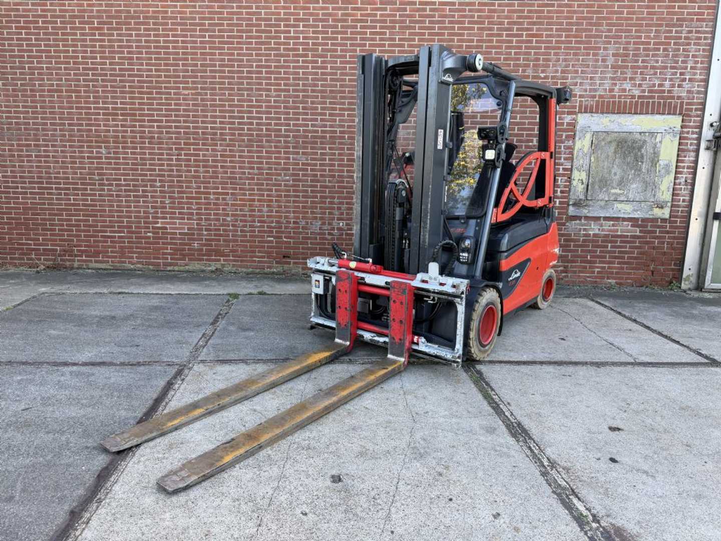 Used Forklift Linde E35L-01 4 ratų šakinis krautuvas (Image 4) Used Forklift Linde E35L-01 4 ratų šakinis krautuvas (Image 4)