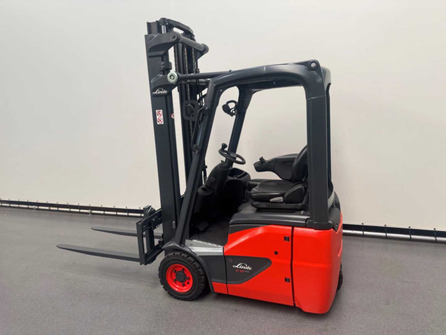 Used Forklift Linde E 12-02 4 ratų šakinis krautuvas (Image 2) Used Forklift Linde E 12-02 4 ratų šakinis krautuvas (Image 2)
