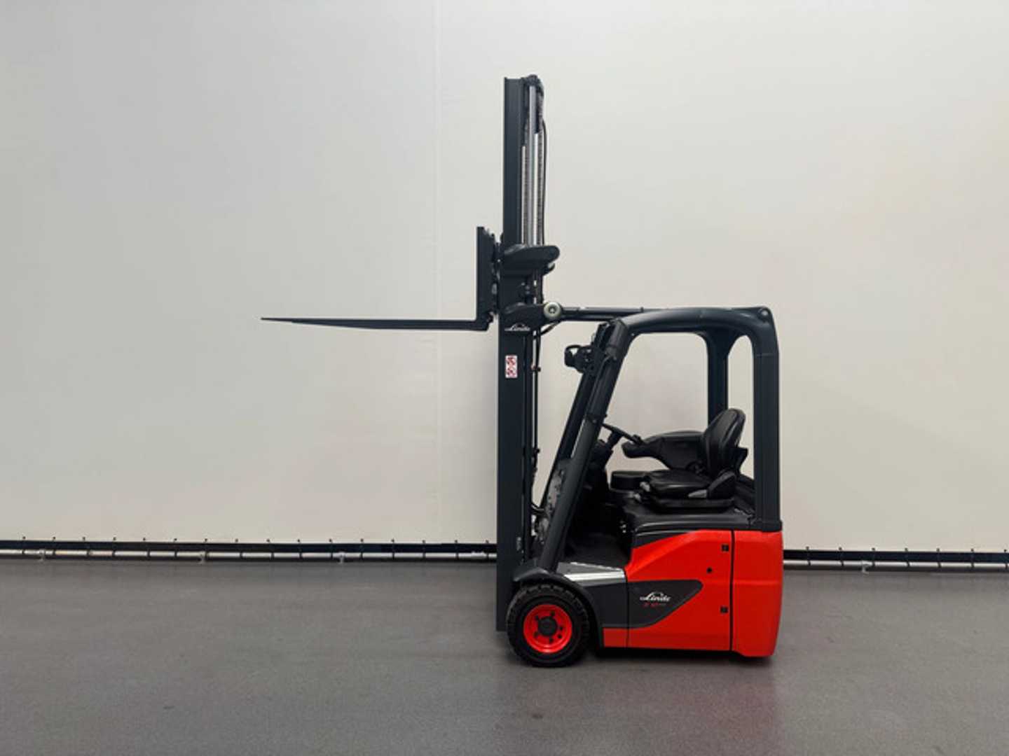 Used Forklift Linde E 12-02 4 ratų šakinis krautuvas (Image 8) Used Forklift Linde E 12-02 4 ratų šakinis krautuvas (Image 8)