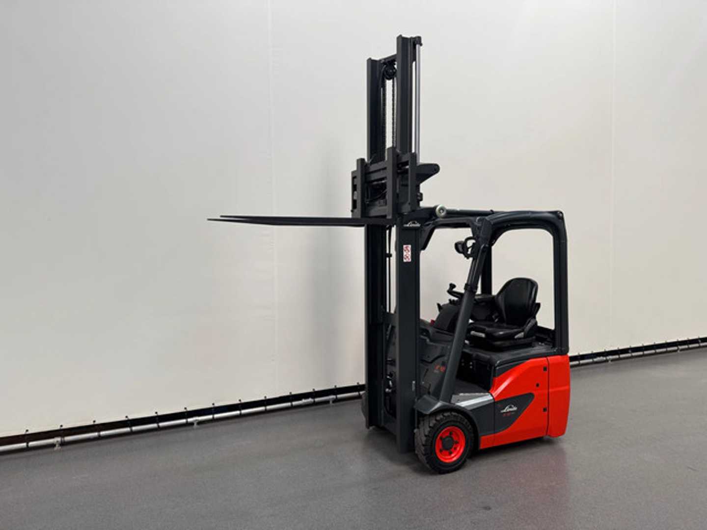 Used Forklift Linde E 12-02 4 ratų šakinis krautuvas (Image 9) Used Forklift Linde E 12-02 4 ratų šakinis krautuvas (Image 9)
