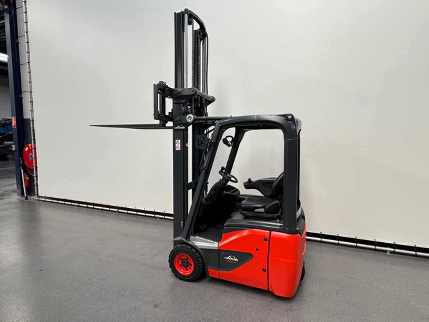 Used Forklift Linde E 12-02 4 ratų šakinis krautuvas (Image 10) Used Forklift Linde E 12-02 4 ratų šakinis krautuvas (Image 10)