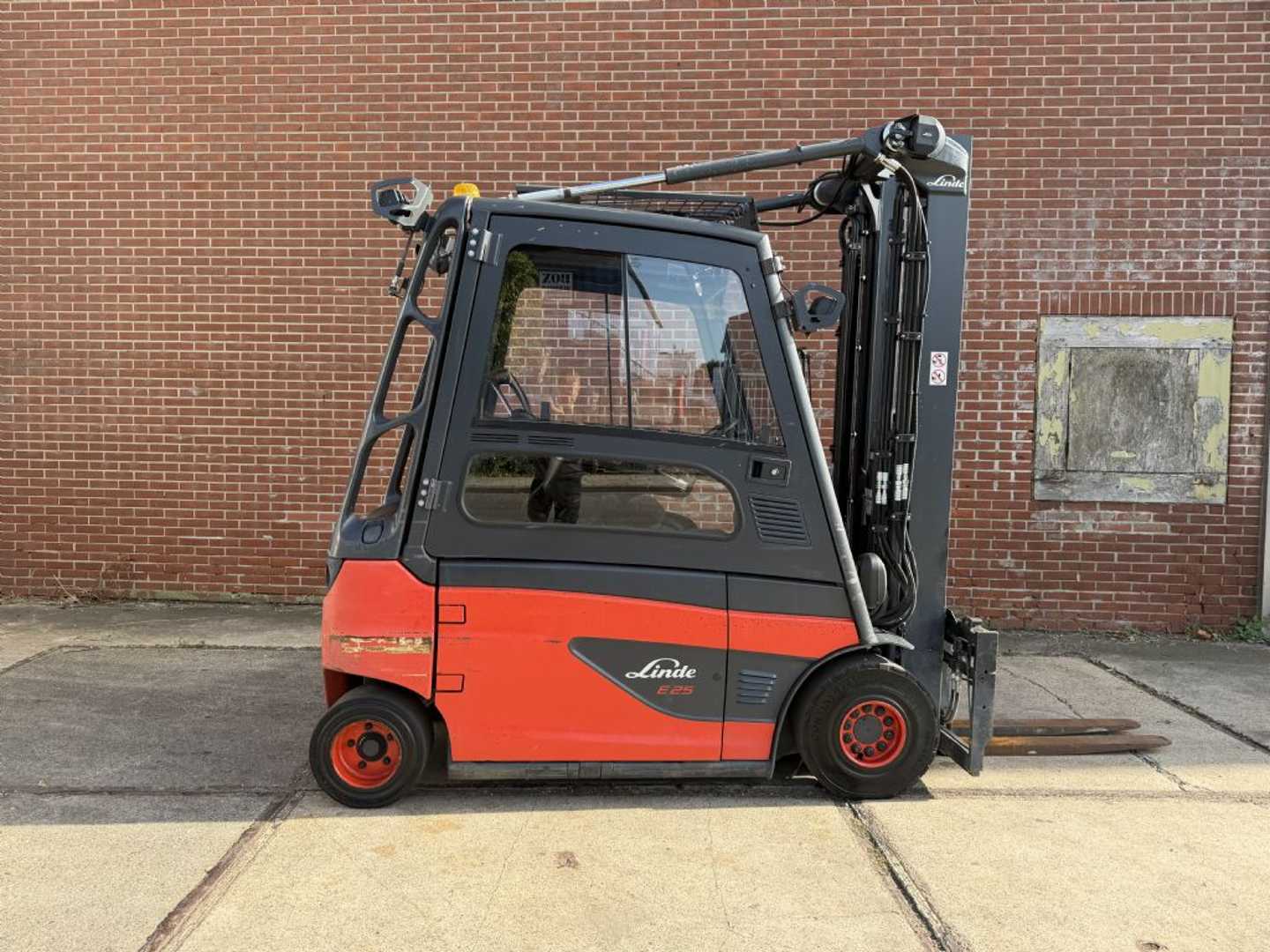 Used Forklift Linde E25L-01 4 ratų šakinis krautuvas (Image 2) Used Forklift Linde E25L-01 4 ratų šakinis krautuvas (Image 2)