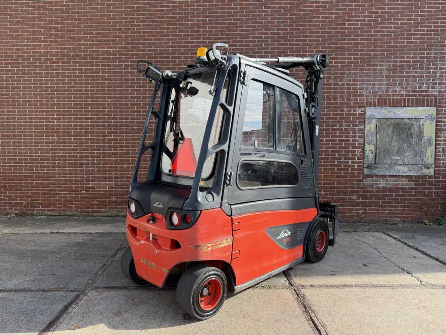 Used Forklift Linde E25L-01 4 ratų šakinis krautuvas (Image 4) Used Forklift Linde E25L-01 4 ratų šakinis krautuvas (Image 4)