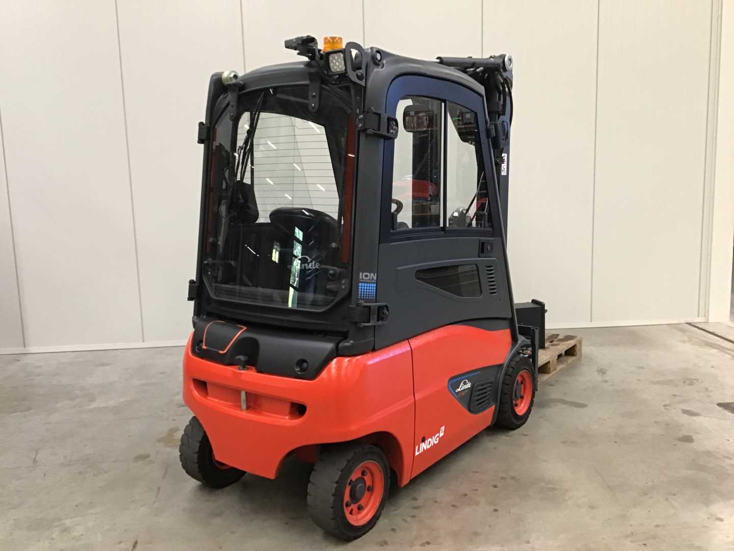 Used Forklift Linde E16P ION 4 ratų šakinis krautuvas (Image 3) Used Forklift Linde E16P ION 4 ratų šakinis krautuvas (Image 3)