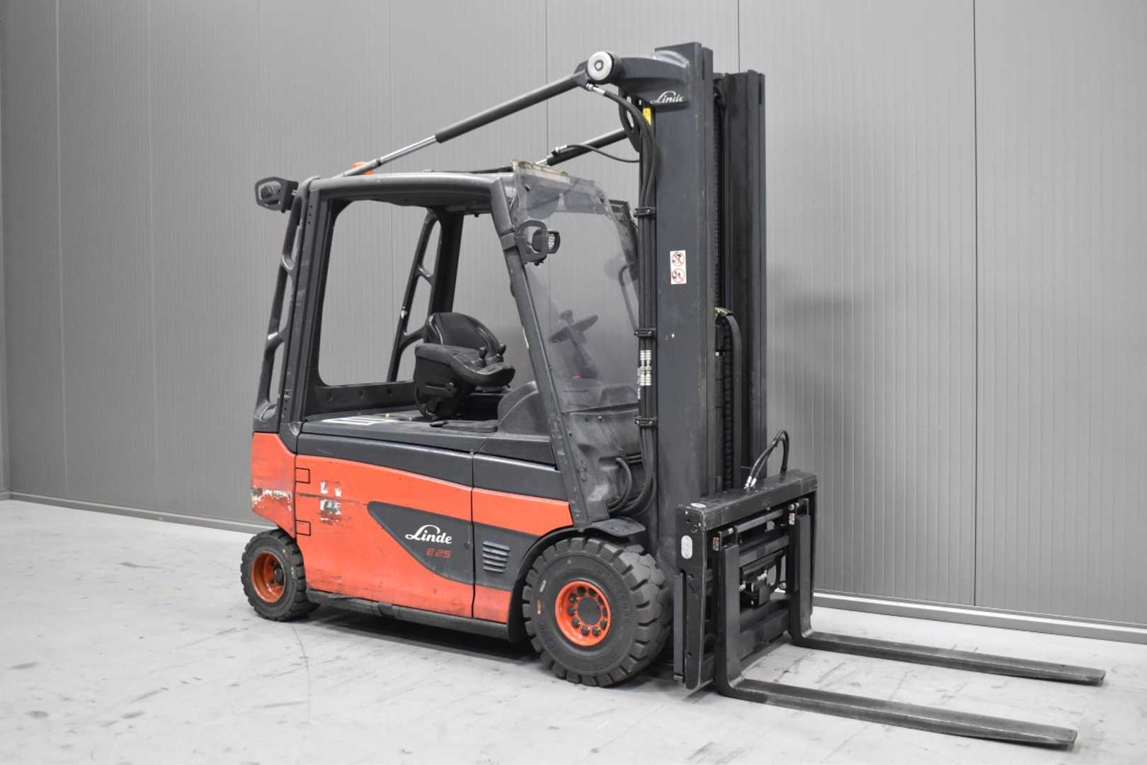Used Forklift Linde E 25 L - 01 /58842/ 4 ratų šakinis krautuvas (Image 1) Used Forklift Linde E 25 L - 01 /58842/ 4 ratų šakinis krautuvas (Image 1)