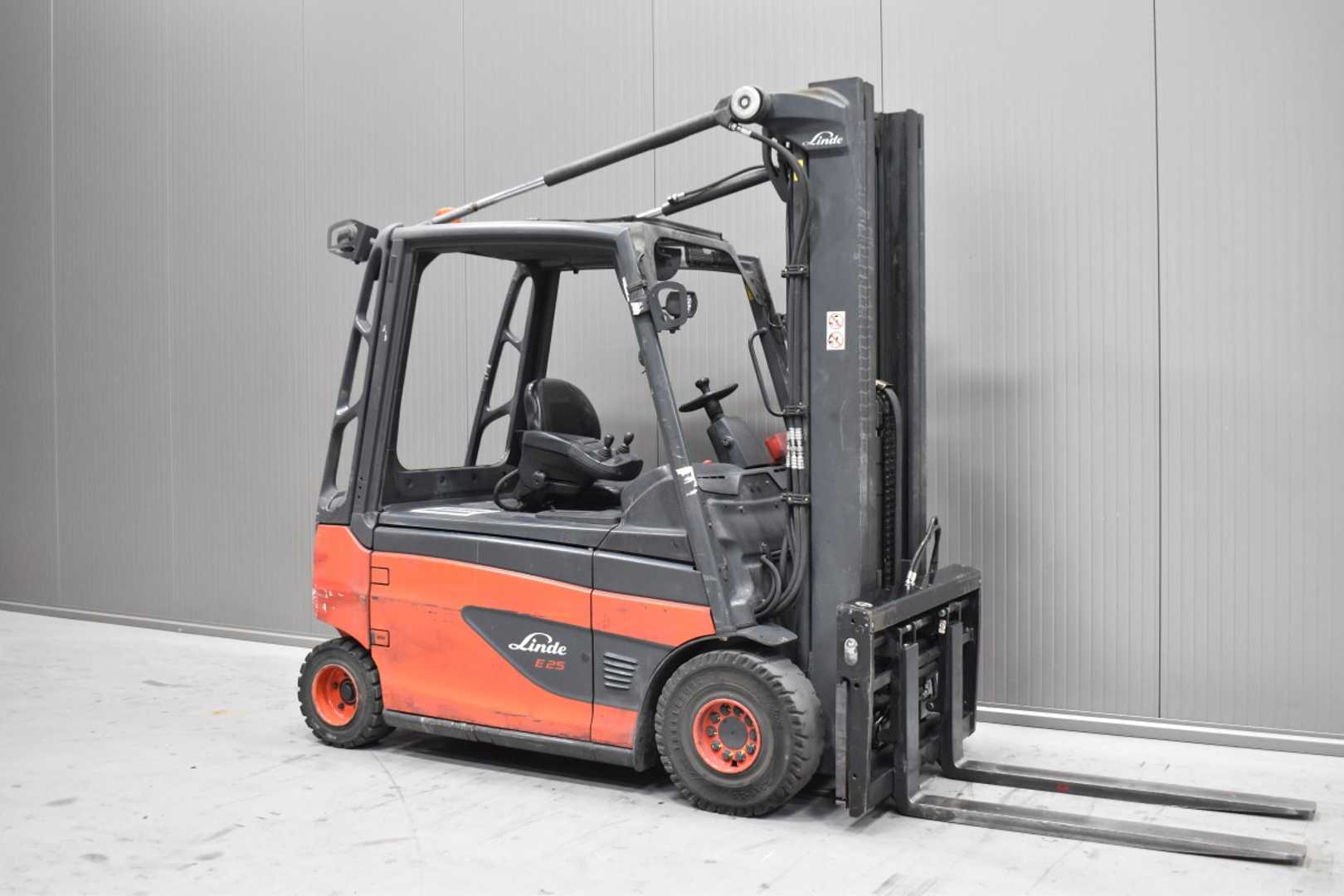 Used Forklift Linde E 25 L - 01 /58843/ 4 ratų šakinis krautuvas (Image 1) Used Forklift Linde E 25 L - 01 /58843/ 4 ratų šakinis krautuvas (Image 1)