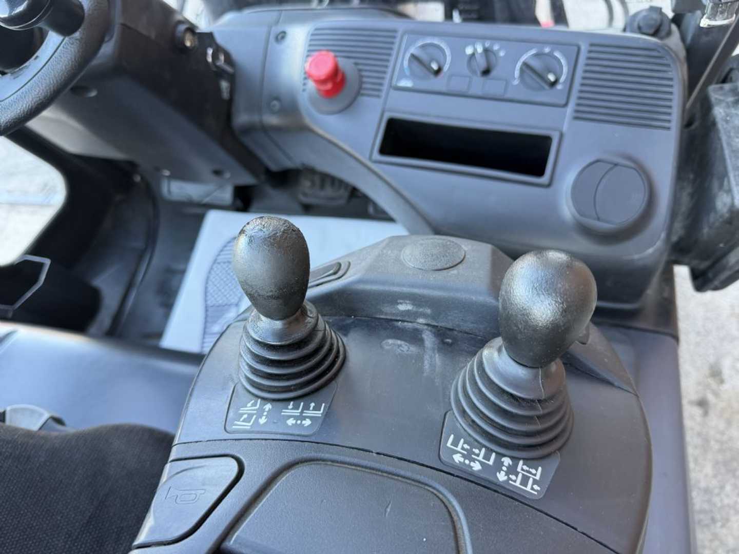 Used Forklift Linde E30L-01 4 ratų šakinis krautuvas (Image 9) Used Forklift Linde E30L-01 4 ratų šakinis krautuvas (Image 9)