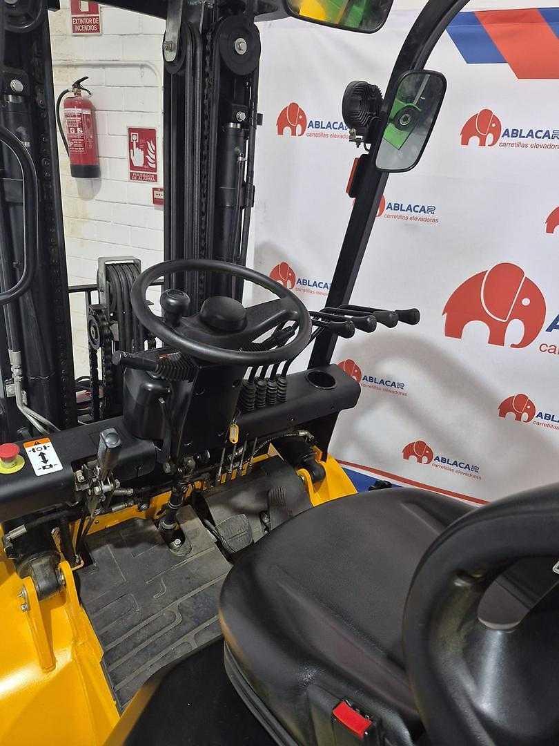 Used Forklift MB EFL352 4 ratų šakinis krautuvas (Image 3) Used Forklift MB EFL352 4 ratų šakinis krautuvas (Image 3)