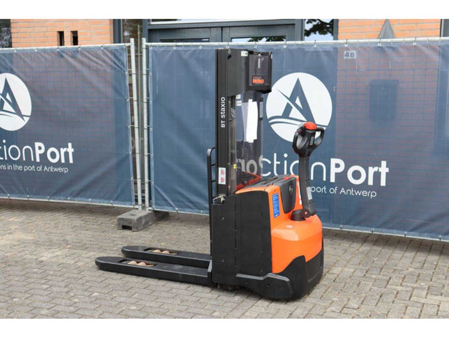 Used Forklift BT SWE140L Aukštas vežimėlis (rankinis / elektrinis kėlimas) (Image 3) Used Forklift BT SWE140L Aukštas vežimėlis (rankinis / elektrinis kėlimas) (Image 3)