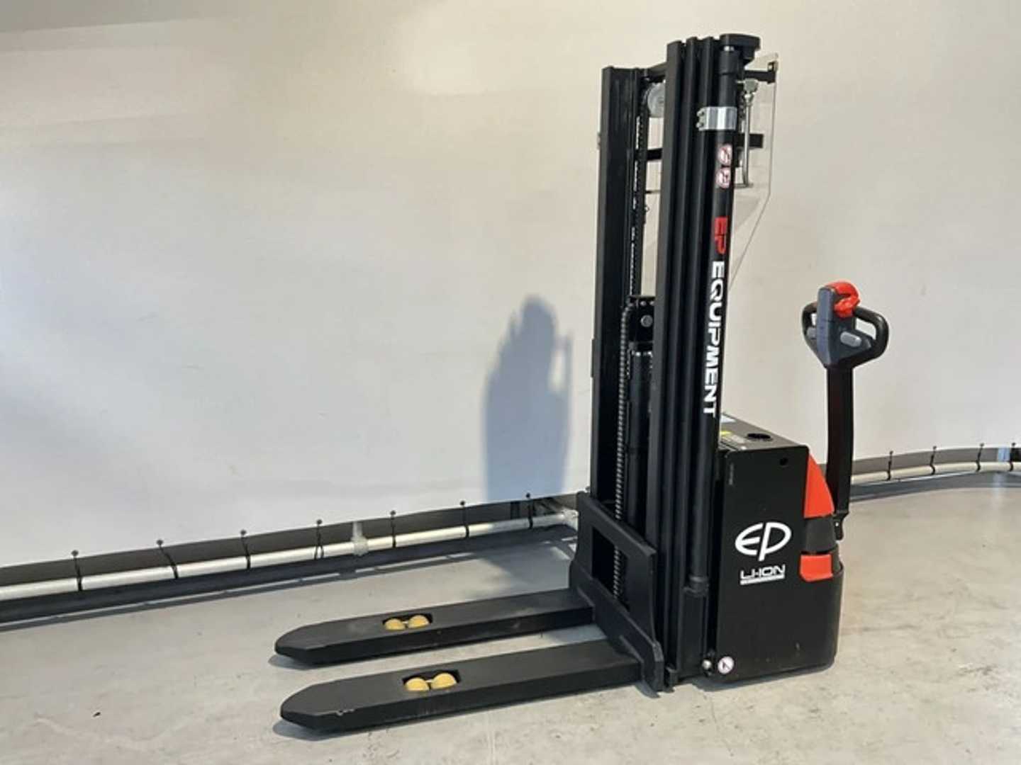 Used Forklift EP WSA161 stapelaar hefhoogte 5,50 meter Aukštas vežimėlis (rankinis / elektrinis kėlimas) (Image 2) Used Forklift EP WSA161 stapelaar hefhoogte 5,50 meter Aukštas vežimėlis (rankinis / elektrinis kėlimas) (Image 2)