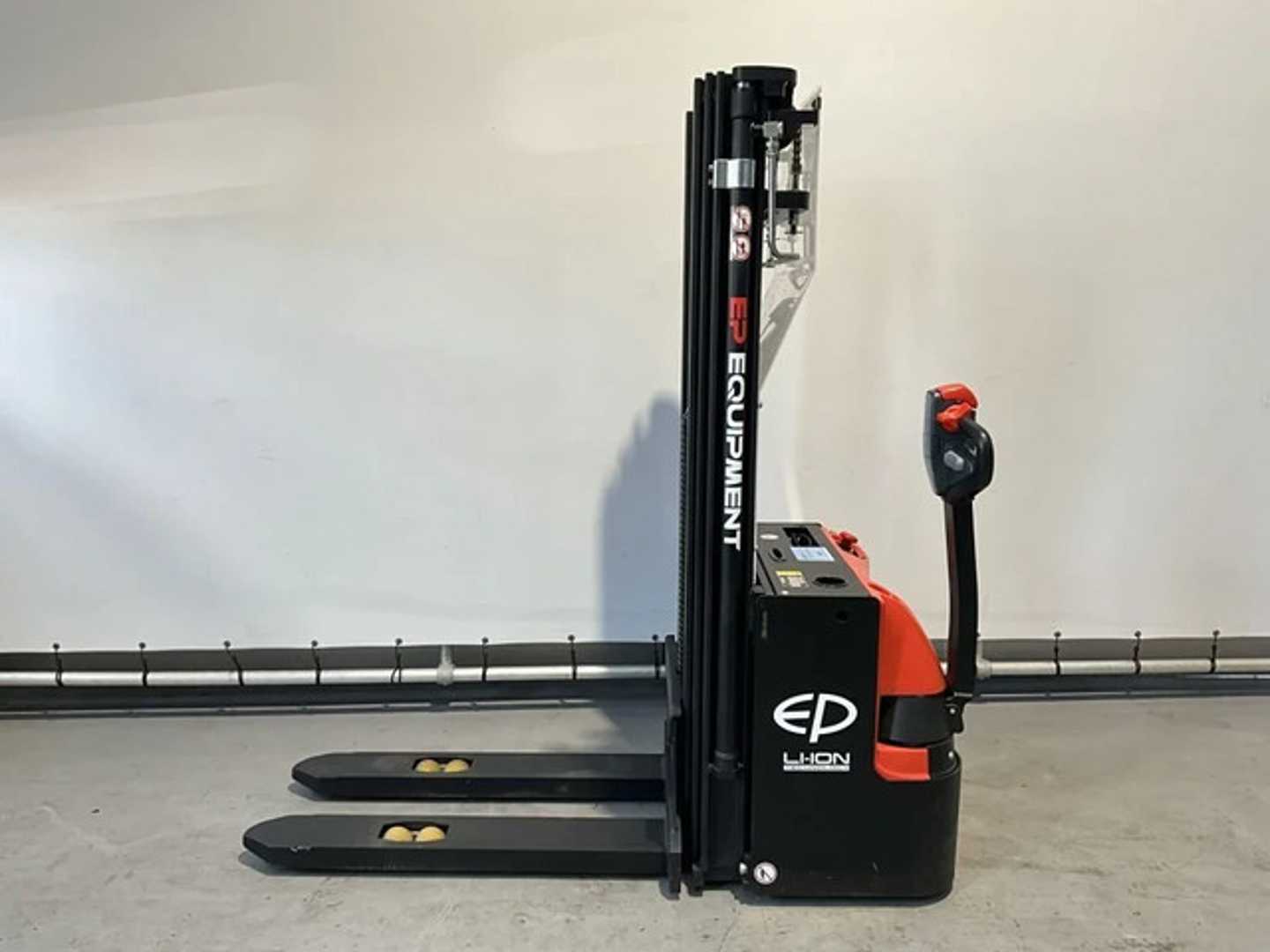 Used Forklift EP WSA161 stapelaar hefhoogte 5,50 meter Aukštas vežimėlis (rankinis / elektrinis kėlimas) (Image 3) Used Forklift EP WSA161 stapelaar hefhoogte 5,50 meter Aukštas vežimėlis (rankinis / elektrinis kėlimas) (Image 3)