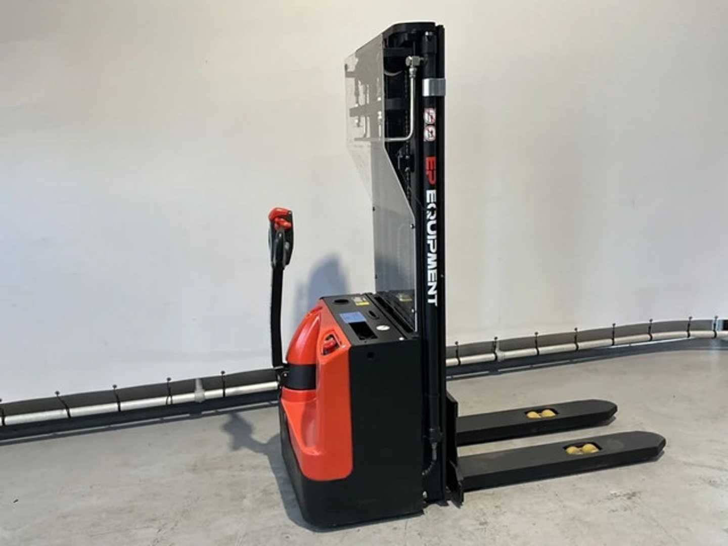 Used Forklift EP WSA161 stapelaar hefhoogte 5,50 meter Aukštas vežimėlis (rankinis / elektrinis kėlimas) (Image 5) Used Forklift EP WSA161 stapelaar hefhoogte 5,50 meter Aukštas vežimėlis (rankinis / elektrinis kėlimas) (Image 5)