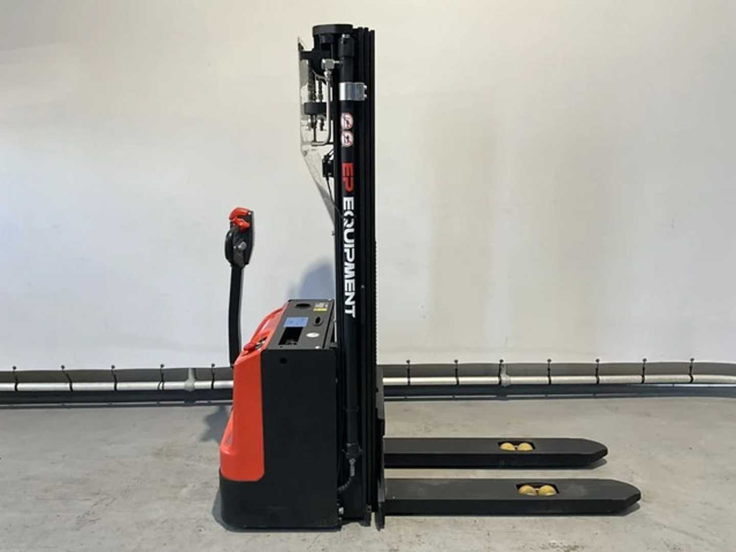Used Forklift EP WSA161 stapelaar hefhoogte 5,50 meter Aukštas vežimėlis (rankinis / elektrinis kėlimas) (Image 6) Used Forklift EP WSA161 stapelaar hefhoogte 5,50 meter Aukštas vežimėlis (rankinis / elektrinis kėlimas) (Image 6)