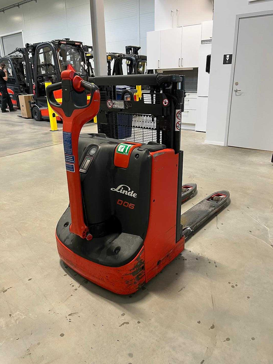Used Forklift Linde D06 Aukštas vežimėlis (rankinis / elektrinis kėlimas) (Image 4) Used Forklift Linde D06 Aukštas vežimėlis (rankinis / elektrinis kėlimas) (Image 4)