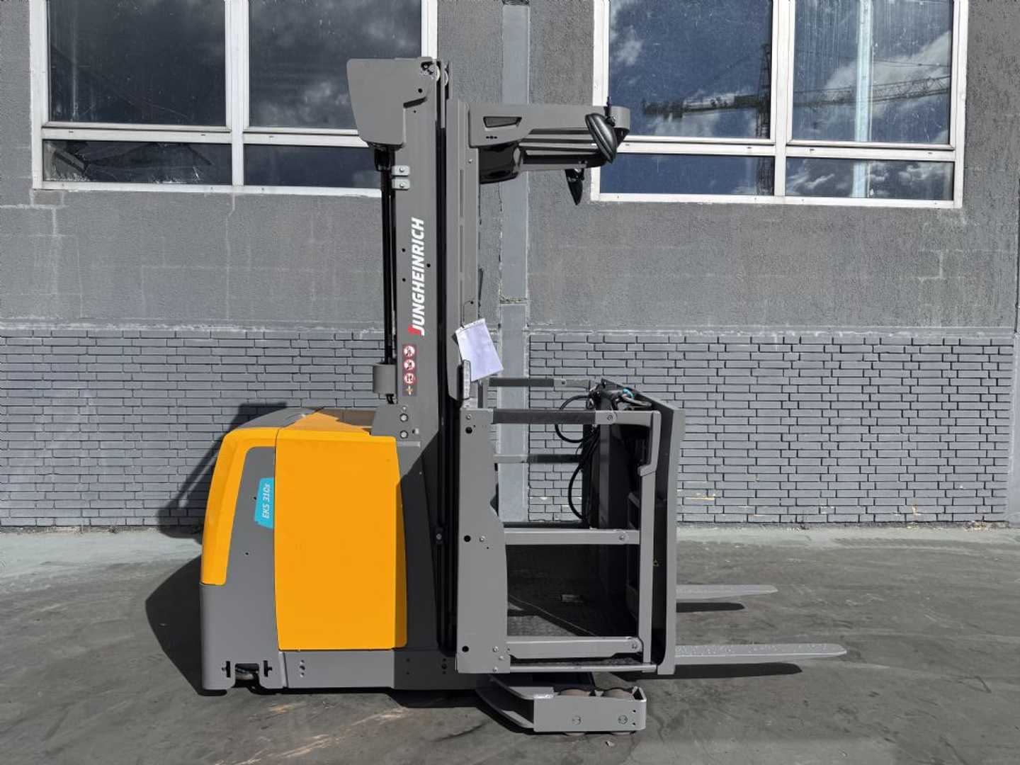Used Forklift Jungheinrich EKS 310s Baujahr 2022 / HH 6,30M / Stunden 4613 TOP ZUSTAND Aukšto kėlimo krautuvas (> 6 m) (Image 1) Used Forklift Jungheinrich EKS 310s Baujahr 2022 / HH 6,30M / Stunden 4613 TOP ZUSTAND Aukšto kėlimo krautuvas (> 6 m) (Image 1)