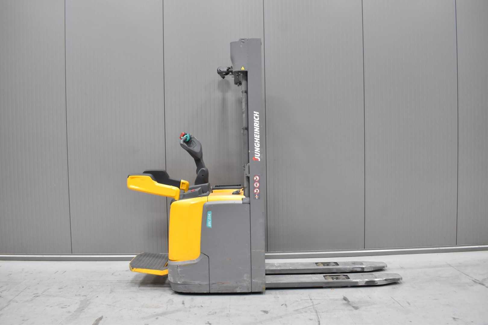 Used Forklift Jungheinrich ERC 214 /58975/ Aukšto kėlimo krautuvas (> 6 m) (Image 3) Used Forklift Jungheinrich ERC 214 /58975/ Aukšto kėlimo krautuvas (> 6 m) (Image 3)