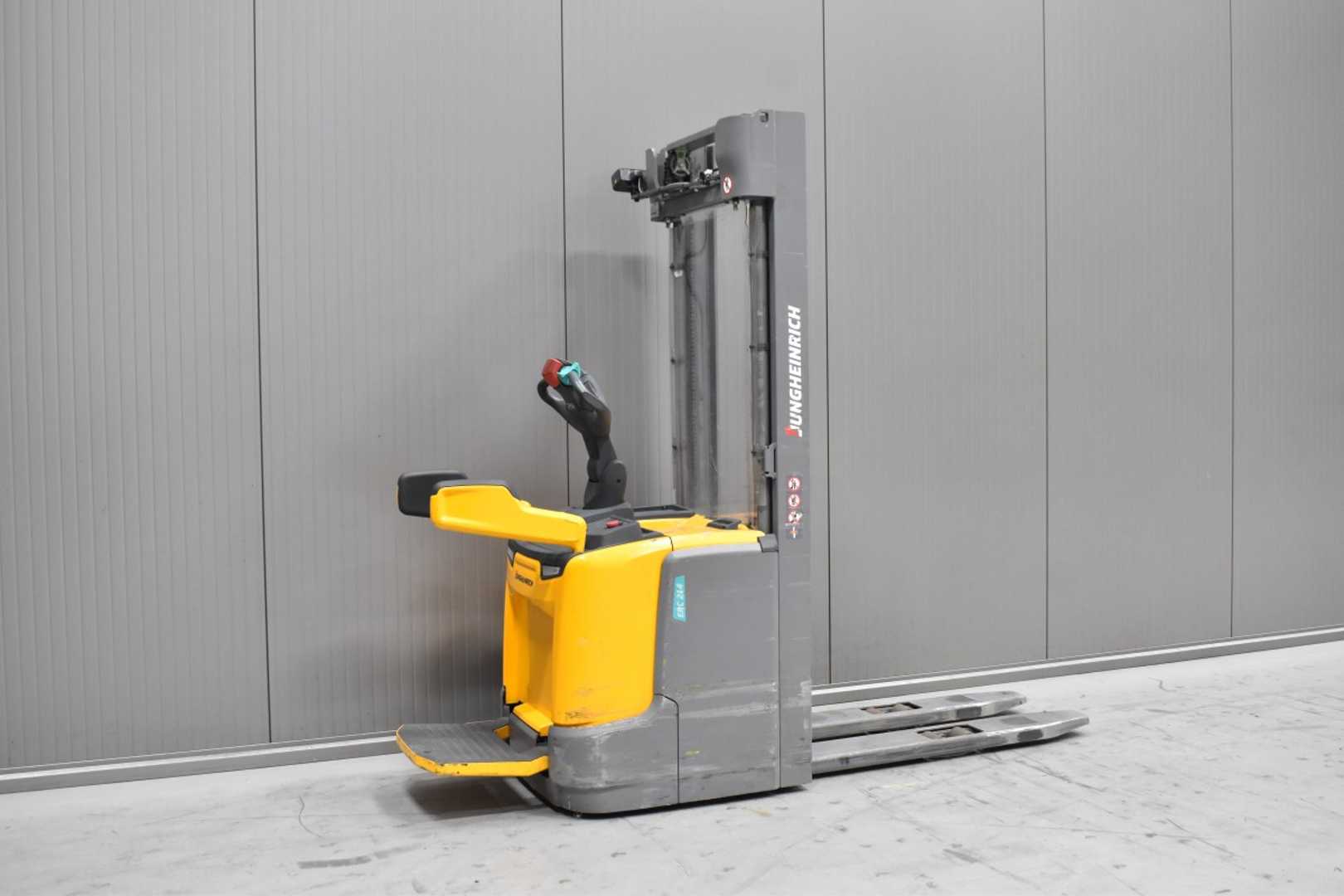 Used Forklift Jungheinrich ERC 214 /58974/ Aukšto kėlimo krautuvas (> 6 m) (Image 4) Used Forklift Jungheinrich ERC 214 /58974/ Aukšto kėlimo krautuvas (> 6 m) (Image 4)