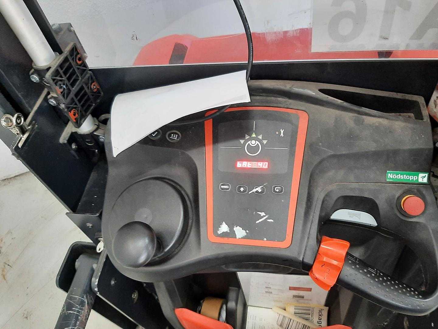 Used Forklift Linde V10 Aukšto kėlimo krautuvas (> 6 m) (Image 5) Used Forklift Linde V10 Aukšto kėlimo krautuvas (> 6 m) (Image 5)
