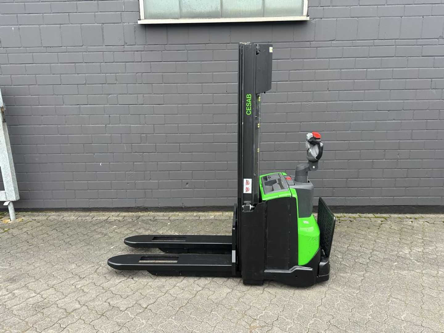 Used Forklift Cesab S212 Aukšto kėlimo krautuvas su grąžulu (Image 1) Used Forklift Cesab S212 Aukšto kėlimo krautuvas su grąžulu (Image 1)