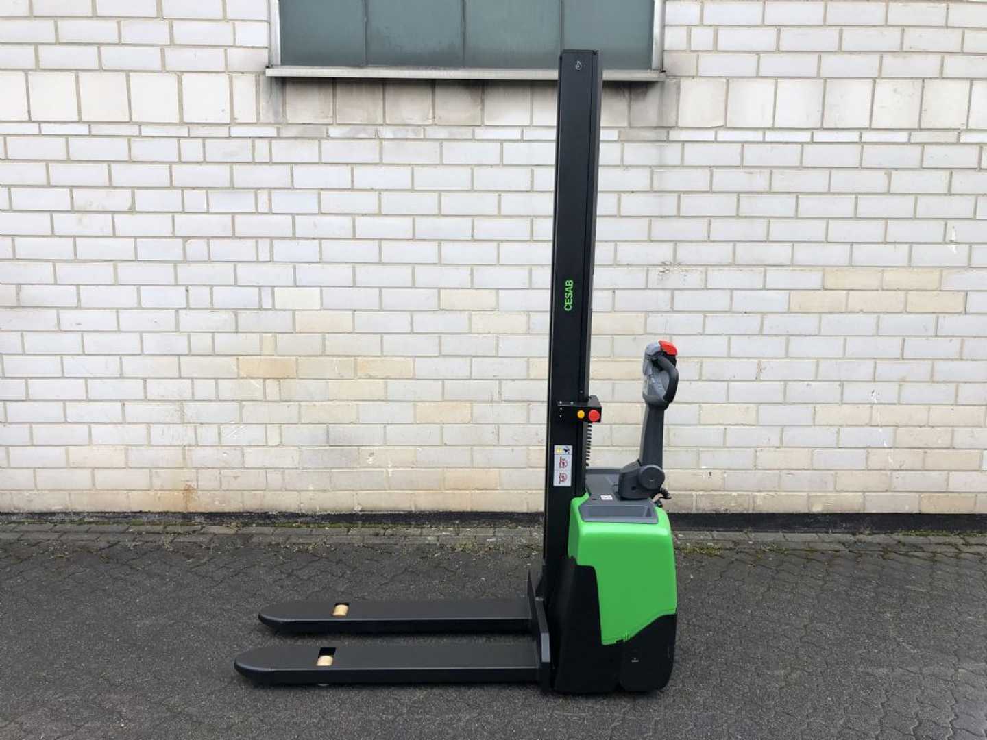 Used Forklift Cesab S110 Aukšto kėlimo krautuvas su grąžulu (Image 1) Used Forklift Cesab S110 Aukšto kėlimo krautuvas su grąžulu (Image 1)