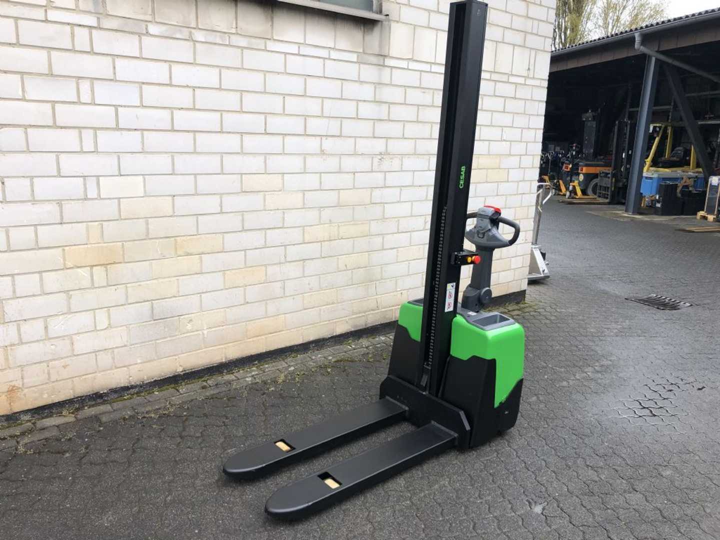 Used Forklift Cesab S110 Aukšto kėlimo krautuvas su grąžulu (Image 3) Used Forklift Cesab S110 Aukšto kėlimo krautuvas su grąžulu (Image 3)
