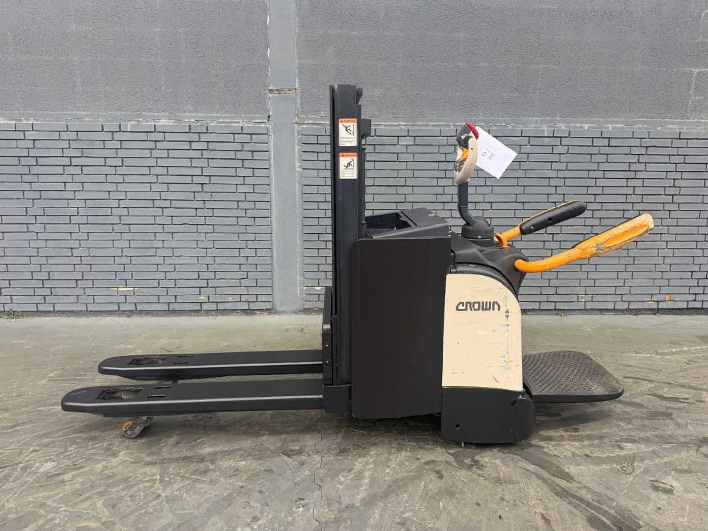 Used Forklift Crown DT 3040 Baujahr 2017/ Stunden 5108 Akku 2020 Aukšto kėlimo krautuvas su grąžulu (Image 2) Used Forklift Crown DT 3040 Baujahr 2017/ Stunden 5108 Akku 2020 Aukšto kėlimo krautuvas su grąžulu (Image 2)