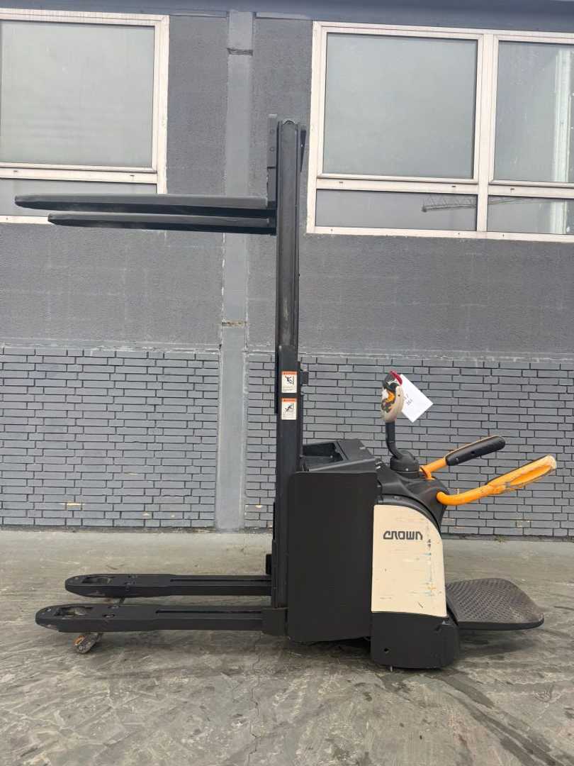 Used Forklift Crown DT 3040 Baujahr 2017/ Stunden 5108 Akku 2020 Aukšto kėlimo krautuvas su grąžulu (Image 3) Used Forklift Crown DT 3040 Baujahr 2017/ Stunden 5108 Akku 2020 Aukšto kėlimo krautuvas su grąžulu (Image 3)