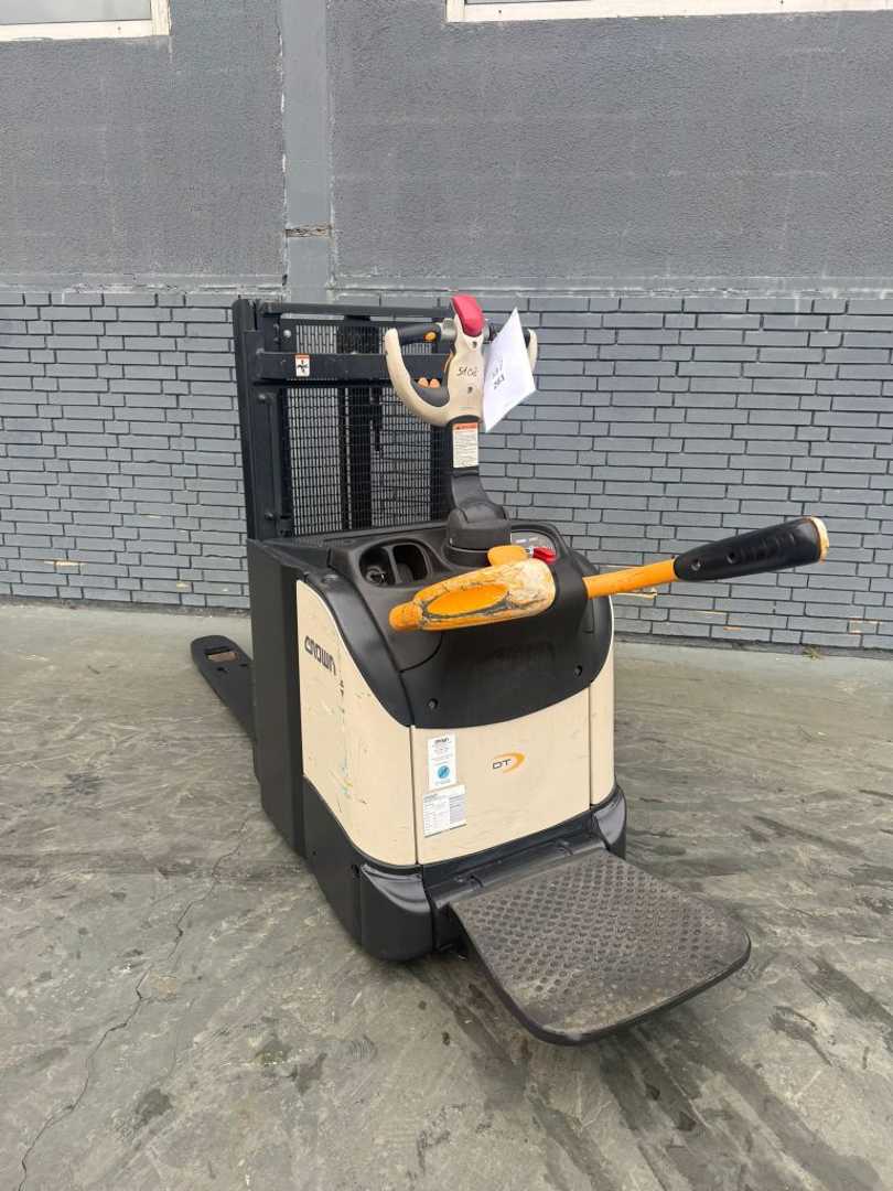 Used Forklift Crown DT 3040 Baujahr 2017/ Stunden 5108 Akku 2020 Aukšto kėlimo krautuvas su grąžulu (Image 4) Used Forklift Crown DT 3040 Baujahr 2017/ Stunden 5108 Akku 2020 Aukšto kėlimo krautuvas su grąžulu (Image 4)