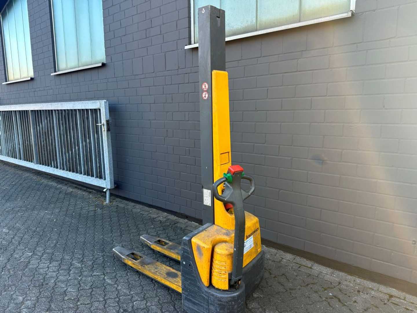 Used Forklift Jungheinrich EMC110 Aukšto kėlimo krautuvas su grąžulu (Image 2) Used Forklift Jungheinrich EMC110 Aukšto kėlimo krautuvas su grąžulu (Image 2)