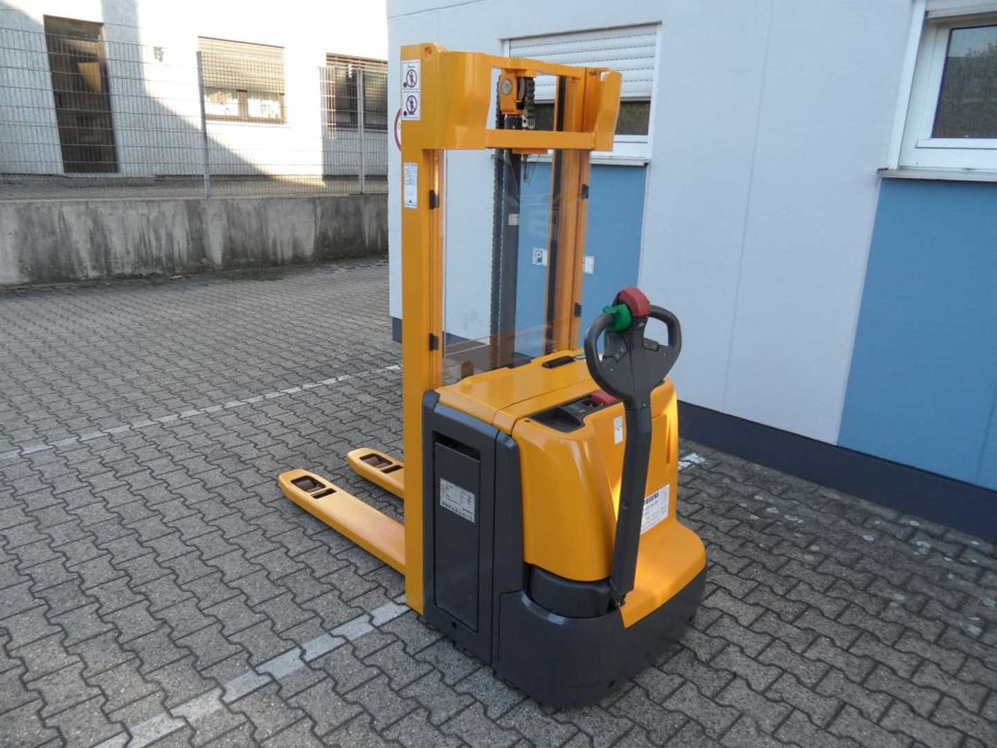 Used Forklift Jungheinrich EJC 212z - neue Batterie - Initialhub (Basishub) Aukšto kėlimo krautuvas su grąžulu (Image 4) Used Forklift Jungheinrich EJC 212z - neue Batterie - Initialhub (Basishub) Aukšto kėlimo krautuvas su grąžulu (Image 4)