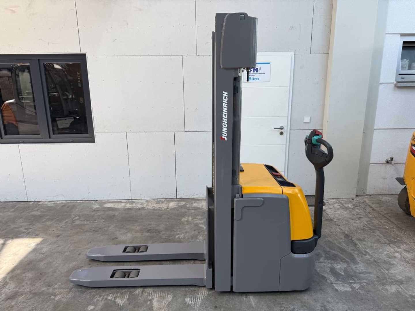 Used Forklift Jungheinrich EJC 220 G / 1716 Std. / Lack NEU Aukšto kėlimo krautuvas su grąžulu (Image 1) Used Forklift Jungheinrich EJC 220 G / 1716 Std. / Lack NEU Aukšto kėlimo krautuvas su grąžulu (Image 1)