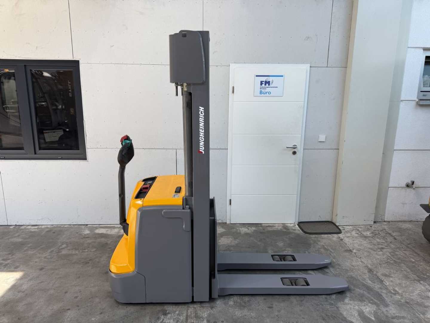 Used Forklift Jungheinrich EJC 220 G / 1716 Std. / Lack NEU Aukšto kėlimo krautuvas su grąžulu (Image 2) Used Forklift Jungheinrich EJC 220 G / 1716 Std. / Lack NEU Aukšto kėlimo krautuvas su grąžulu (Image 2)