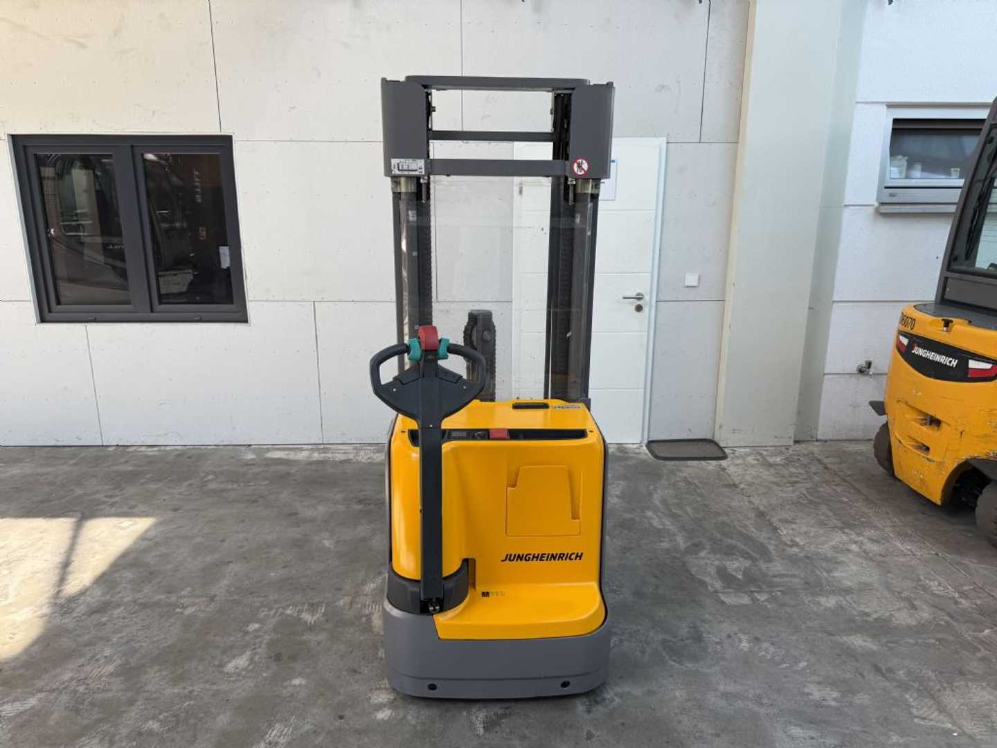Used Forklift Jungheinrich EJC 220 G / 1716 Std. / Lack NEU Aukšto kėlimo krautuvas su grąžulu (Image 4) Used Forklift Jungheinrich EJC 220 G / 1716 Std. / Lack NEU Aukšto kėlimo krautuvas su grąžulu (Image 4)