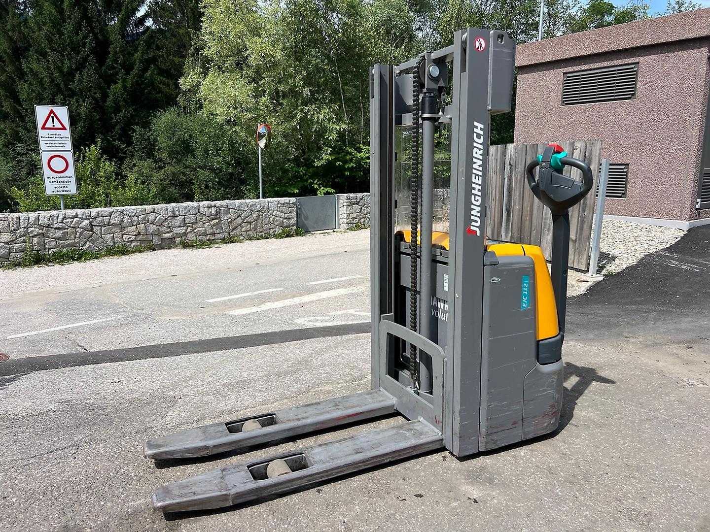 Used Forklift Jungheinrich EJC 112 - 250ZT Aukšto kėlimo krautuvas su grąžulu (Image 4) Used Forklift Jungheinrich EJC 112 - 250ZT Aukšto kėlimo krautuvas su grąžulu (Image 4)