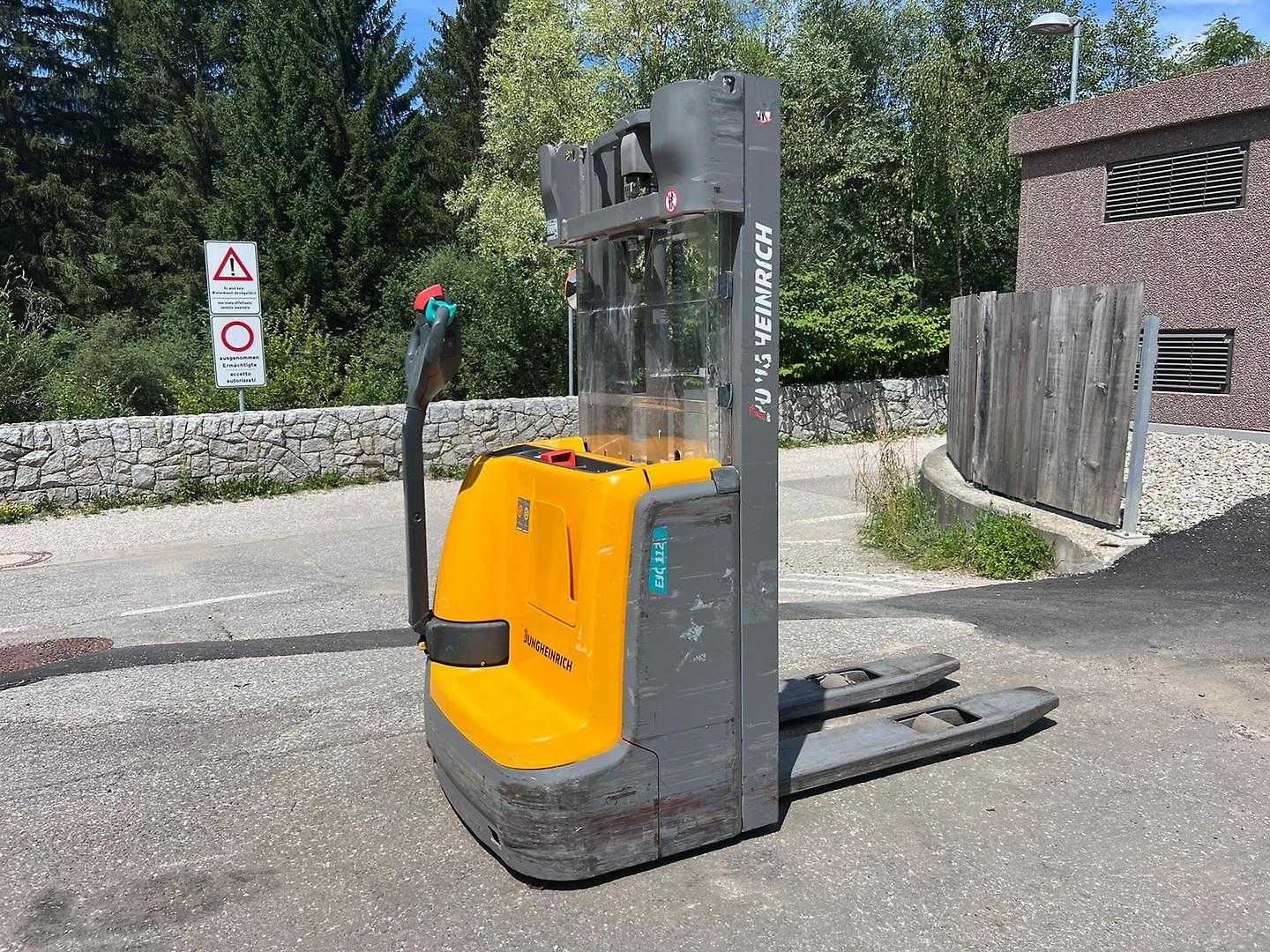 Used Forklift Jungheinrich EJC 112 - 250ZT Aukšto kėlimo krautuvas su grąžulu (Image 1) Used Forklift Jungheinrich EJC 112 - 250ZT Aukšto kėlimo krautuvas su grąžulu (Image 1)