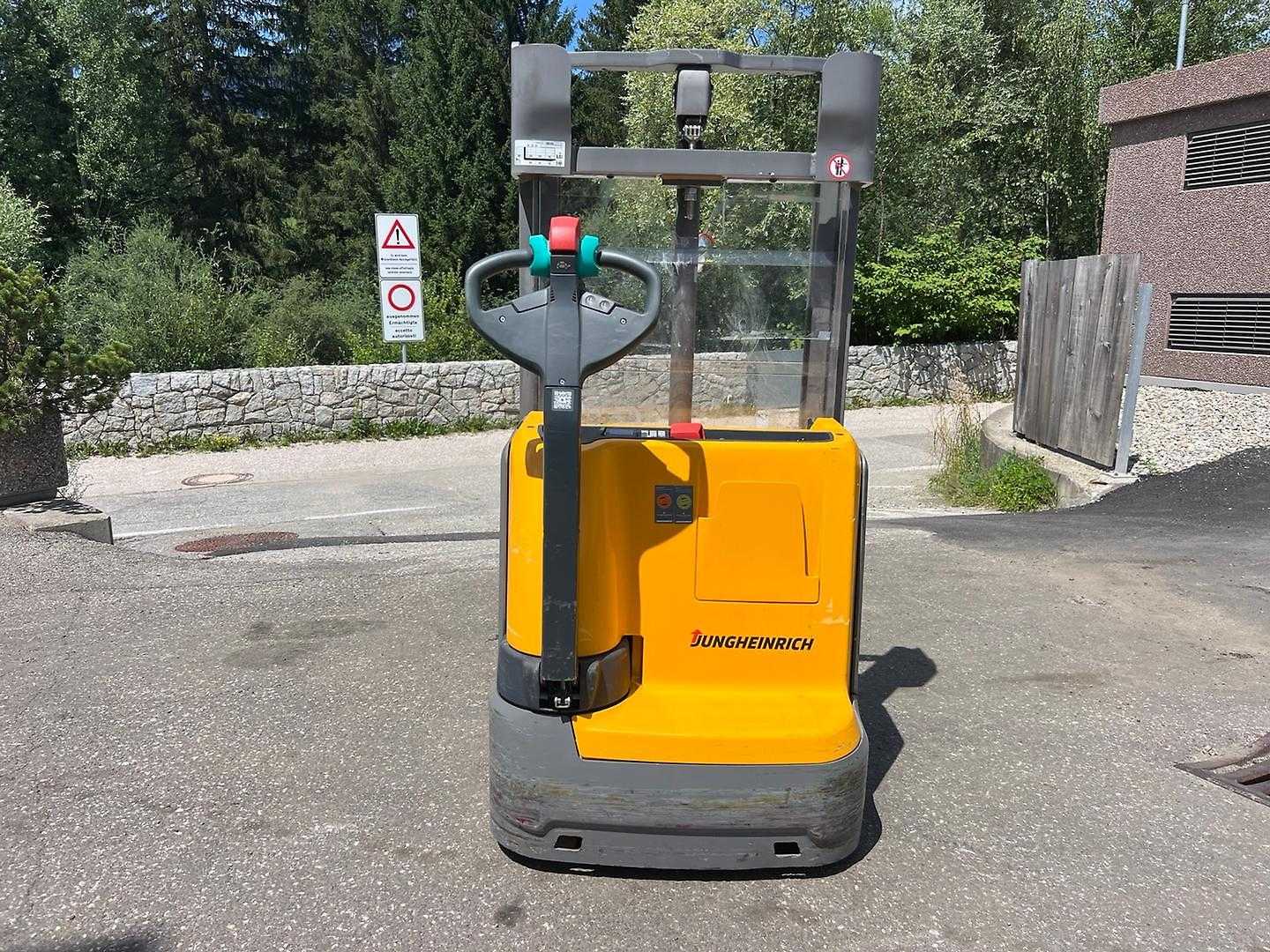 Used Forklift Jungheinrich EJC 112 - 250ZT Aukšto kėlimo krautuvas su grąžulu (Image 3) Used Forklift Jungheinrich EJC 112 - 250ZT Aukšto kėlimo krautuvas su grąžulu (Image 3)