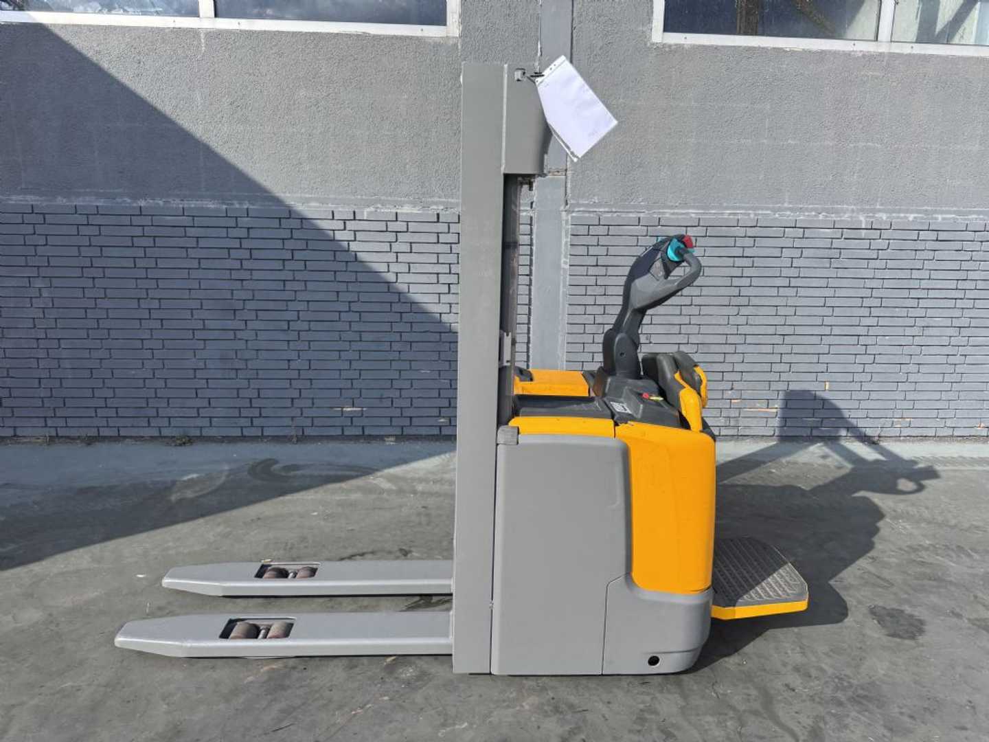 Used Forklift Jungheinrich ERC 214 Baujahr 2022 Stunden 5023 Akku 2022 Aukšto kėlimo krautuvas su grąžulu (Image 2) Used Forklift Jungheinrich ERC 214 Baujahr 2022 Stunden 5023 Akku 2022 Aukšto kėlimo krautuvas su grąžulu (Image 2)